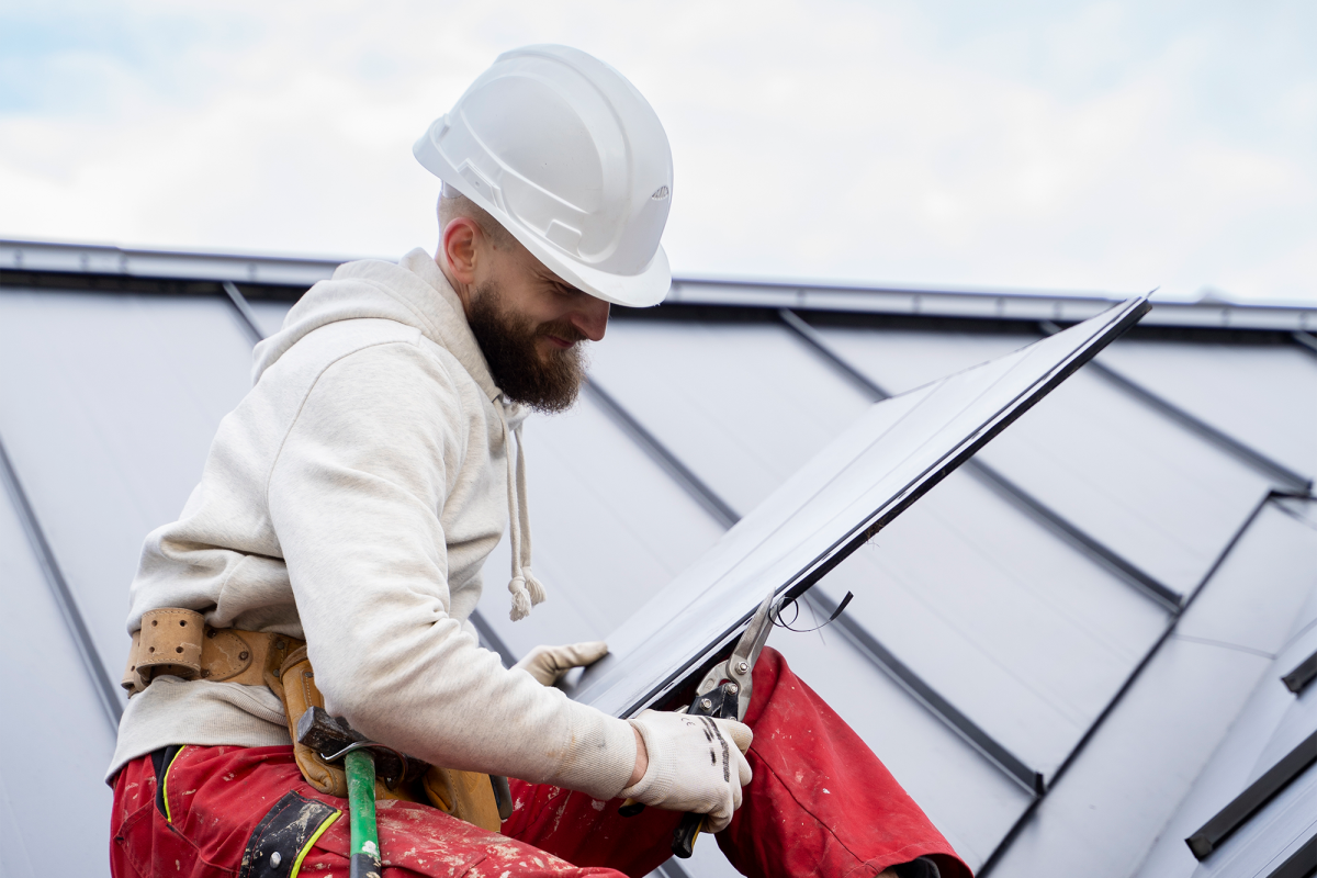 full-shot-worker-with-helmet-working-roof3